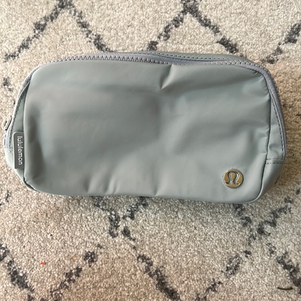 NWT Lululemon Silver Drop Everywhere Belt Bag! - Picture 3 of 9